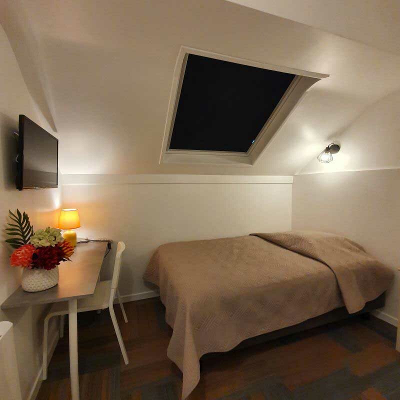 Chambre single - fenêtre toit