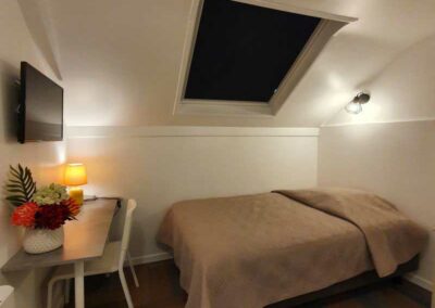 Chambre single - fenêtre toit